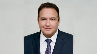 Bürgerrechtler, Politiker und Musiker Romeo Franz schaut in die Kamera.