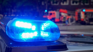 Blinkendes Blaulicht auf einem Einsatzfahrzeug im Einsatz beim Wohnungsbrand. In der "SWR1 Blaulichtwoche" ist Ronja Ester zu Gast in SWR1 Leute. Helfen ist ihr wichtig. Die Nürtingerin fing bereits im Kindesalter in der Jugendfeuerwehr damit an. Heute ist sie nebenberuflich Rettungssanitäterin und im Ehrenamt bei der Feuerwehr. Bei Instagram versucht sie, mehr Bewusstsein dafür zu schaffen, wie wichtig Rettungskräfte für die Gesellschaft sind.