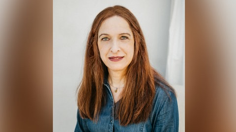 Sabine Estner schaut freundlich in die Kamera. Sie hat 55 Jahre lang im Körper eines Mannes und in der Gemeinschaft der Kirche gelebt, 14 Jahre davon als Mönch. Über ihr jetziges Leben als Transfrau, die Reaktion der Kirche und ihren Glauben spricht sie in SWR1 Leute.