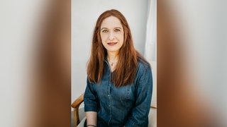 Sabine Estner schaut freundlich in die Kamera. Sie hat 55 Jahre lang im Körper eines Mannes und in der Gemeinschaft der Kirche gelebt, 14 Jahre davon als Mönch. Über ihr jetziges Leben als Transfrau, die Reaktion der Kirche und ihren Glauben spricht sie in SWR1 Leute.