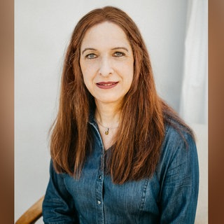 Sabine Estner schaut freundlich in die Kamera. Sie hat 55 Jahre lang im Körper eines Mannes und in der Gemeinschaft der Kirche gelebt, 14 Jahre davon als Mönch. Über ihr jetziges Leben als Transfrau, die Reaktion der Kirche und ihren Glauben spricht sie in SWR1 Leute.