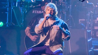 Sänger Philipp Poisel beim Auftritt in einer Fernsehsendung.