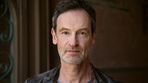 Schauspieler Jörg Hartmann blickt in die Kamera. In SWR1 Leute spricht der Darsteller des Tatort-Kommissars Peter Faber, über die Geschichte seiner Familie, unter anderem die Demenz seines Vaters.