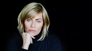 Schauspielerin Gesine Cukrowski schaut in die Kamera. Sie ist in Film und Fernsehen zu Hause, aber auch auf Bühnen fühlt sie sich wohl: Gesine Crukowski ist eines der bekanntesten Fernsehgesichter Deutschlands. Sie fordert mit ihrer Initiative "Let's change the picture" mehr Wertschätzung für ältere Frauen im Film: Aktuell würden ganze Lebensphasen ignoriert. Auf der Bühne spielt sie jetzt Astrid Lindgren. Wir sprechen mit ihr in SWR1 Leute.