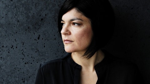 Schauspielerin und Sängerin Jasmin Tabatabai schaut zur Seite. | "Nibelungen vor dem Wormser Dom zu spielen: Das ist weltweit einmalig!"