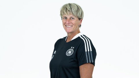 Die ehemalige deutsche Fußballspielerin Silke Rottenberg lächelt in die Kamera.