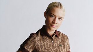 Sportjournalistin Lena Cassel hält einen Ball in der Hand. Lena Cassels Leben ist Fußball. Ihr Markenzeichen: Laut, meinungsstark und bunt. Aus einfachen Verhältnissen stieg sie auf in die Champions-League der Sportreporter. Wie sie sich gegen alle Widerstände durchsetzte, erzählt sie in SWR1 Leute.