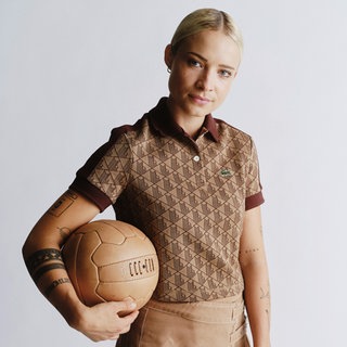 Sportjournalistin Lena Cassel hält einen Ball in der Hand. Lena Cassels Leben ist Fußball. Ihr Markenzeichen: Laut, meinungsstark und bunt. Aus einfachen Verhältnissen stieg sie auf in die Champions-League der Sportreporter. Wie sie sich gegen alle Widerstände durchsetzte, erzählt sie in SWR1 Leute.