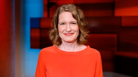 Stefanie Lohaus, Journalistin und Feministin, lächelt in die Kamera.  Wie steht es 2025 um die Gleichberechtigung in Job, Gesellschaft und Partnerschaft? Warum wird so wenig über Gewalt gegen Frauen gesprochen? Fragen an Feministin Stefanie Lohaus in SWR1 Leute. Sie kämpft gegen Sexismus, Frauenhass und Gewalt und erklärt, warum Feminismus auch gut für Männer und entscheidend für unsere Demokratie ist.