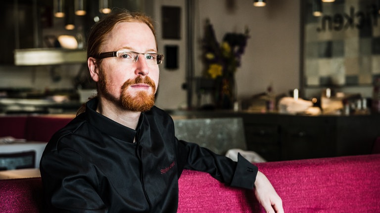 Vegetarischer Spitzenkoch Stephan Hentschel schaut in die Kamera. Stephan Hentschel ist Deutschlands erster vegetarischer Sternekoch – dabei ist er selbst gar kein Vegetarier. Wie wir Gemüse am besten zubereiten, verrät er in SWR1 Leute.