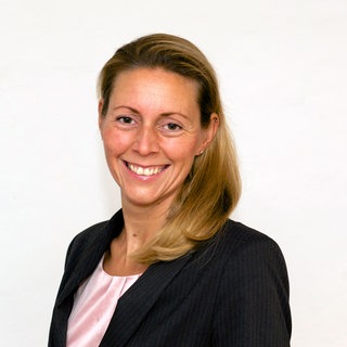 Dr. Stormy-Annika Mildner, Direktorin des Aspen Instituts, strahlt in die Kamera.