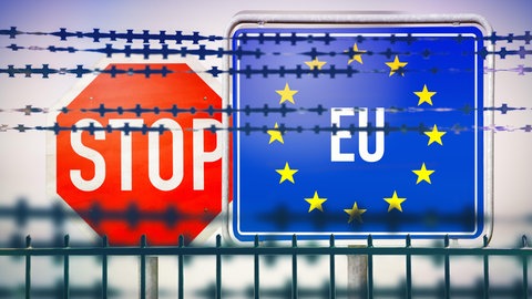 Symbolbild: ein Stoppschild, ein Schild mit dem Europa-Symbol und ein mit Stachedraht gesichertet Metallzaun.  Wie ist der Stand der Migrationspolitik in Baden-Württemberg, wie problematisch die Umsetzung? ist die Migrationspolitik eine ernsthafte Hilfe für Flüchtlinge oder nur Wahlkampfthema?Anja Bartel und Julian Staiger vom Landesflüchtlingsrat sind zu Gast in SWR1 Leute.