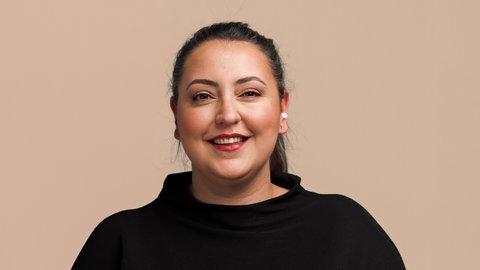 Unternehmerin Tara Paighambari lächselt offen in die Kamera. | Vom Flüchtlingsheim zum ersten eigenen Start-up