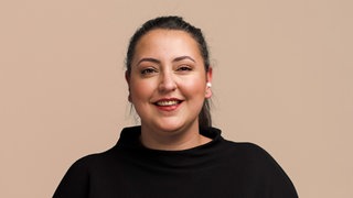 Unternehmerin Tara Paighambari lächselt offen in die Kamera. | Vom Flüchtlingsheim zum ersten eigenen Start-up