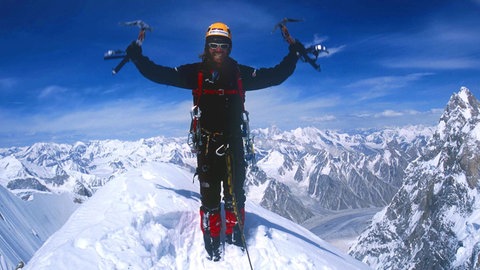 Extrembergsteiger Thomas Huber in 6920 m Höhe auf dem Gipfel des Ogre III. Thomas Huber und sein Bruder Alexander sind bekannt als "Huberbuam". "Jeder Moment kann dein letzer sein", sagt er über ihre extremen Klettertouren. Über sein wildes Leben hat Thomas jetzt das Buch "In den Bergen ist Freiheit" geschrieben und erzählt darüber in SWR1 Leute.