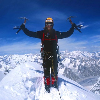 Extrembergsteiger Thomas Huber in 6920 m Höhe auf dem Gipfel des Ogre III. Thomas Huber und sein Bruder Alexander sind bekannt als "Huberbuam". "Jeder Moment kann dein letzer sein", sagt er über ihre extremen Klettertouren. Über sein wildes Leben hat Thomas jetzt das Buch "In den Bergen ist Freiheit" geschrieben und erzählt darüber in SWR1 Leute.