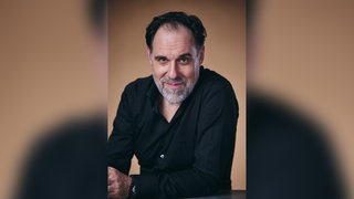 Schauspieler Thomas Loibl blickt in die Kamea. Er ist Hagen von Tronje bei den Nibelungenfestspielen.