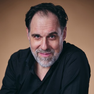 Schauspieler Thomas Loibl blickt in die Kamea. Er ist Hagen von Tronje bei den Nibelungenfestspielen.