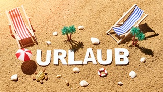 Holzbuchstaben schreiben das Wort: Urlaub auf einen Sandstrand mit Sonnenliege und Sonnenschirmen. Lieblings-Reiseziele im Sommer 2024: erneut Venedig, Barcelona oder die Adriaküste in Kroatien. Tourismusforscher Jürgen Schmude verrät in SWR1 Leute, welchen Preis sie dafür zahlen und blickt in die Zukunft des Reisens: Wie sieht nachhaltiges Reisen aus und wie kann der Massentourismus verträglicher gestaltet werden?