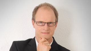 Verhaltensforscher Karsten Brensing schaut in die Kamera.