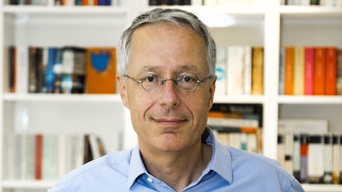 Verleger Matthias Grüb schaut in die Kamera.