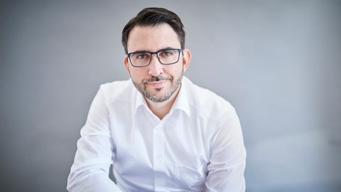 Carsten C. Schermuly, Professor für Wirtschaftspsychologie, schaut freundlich in die Kamera. Macht, Machtmissbrauch, Empowerment:  Wie Manager, Chefs, Politiker und wir selbst besser mit Macht und ihren Möglichkeiten umgehen können, verrät Carsten C. Schermuly in SWR1 Leute