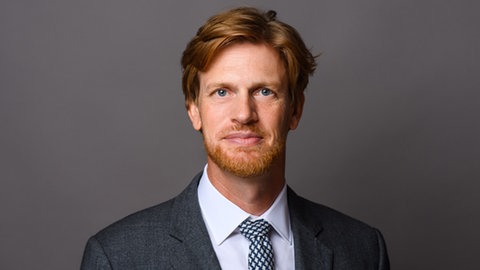 Wirtschaftsrechtler Prof. Michael Saller schaut in die Kamera. 