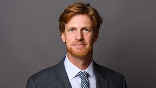 Wirtschaftsrechtler Prof. Michael Saller schaut in die Kamera. 