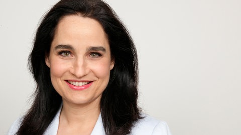 Dr. Yael Adler, Dermatologin und Ernährungsmedizinerin, ist eine der gefragtesten Expertinnen für gesunde und ausgewogene Ernährung, Well-Aging (gutes Altern), Longevity (gesundes Altern) und Anti-Aging. In SWR1 Leute verrät sie, welche Nährstoffe und Lebensmittel wir wirklich brauchen und welche wir lieber vermeiden sollten.