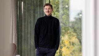 Zukunftsforscher Tristan Horx lächelt in die Kamera. Er forscht an der Zukunft und schaut kritisch auf Social Media bei Kindern wie TikTok, YouTube oder Instagram.