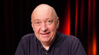 Autor und Kabarettist Horst Evers blickt in die Kamera (2021). Kabarettist Horst Evers ist der Meister des Alltagshumors. Mit lakonischem Witz und feiner Beobachtungsgabe erzählt er von den kleinen Absurditäten des Lebens.