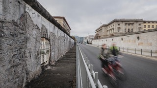 Überreste der Berliner Mauer an der Niederkirchnerstrasse aufgenommen in Berlin