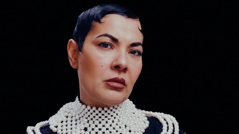 Reyhan Şahin aka Lady Bitch Ray schaut ernst in die Kamera.