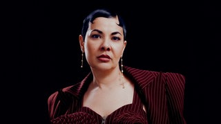 Reyhan Şahin aka Lady Bitch Ray schaut ernst in die Kamera.