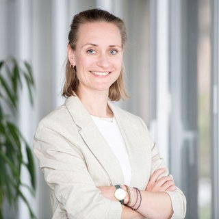 Dr. Katja Dörlemann lächelt mit verschränkten Armen in die Kamera. Die Cybersecurity-Expertin verrät, wie sicher unsere Daten im Netz wirklich sind.