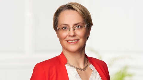 Vorsitzende Hausärzteverband BW, Dr. Susanne Bublitz, lächelt in die Kamera.
