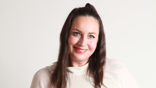 Rechtsanwältin Sandra Günther lächelt in die Kamera. Sie beantwortet unter anderem die Frage: Gibt es eine gute Scheidung?