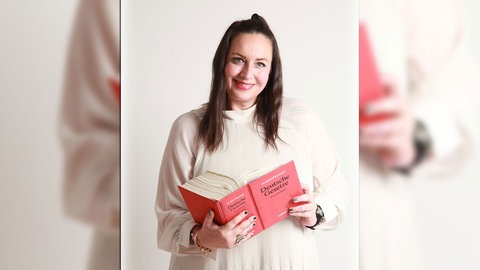 Rechtsanwältin Sandra Günther lächelt in die Kamera. Sie beantwortet unter anderem die Frage: Gibt es eine gute Scheidung?