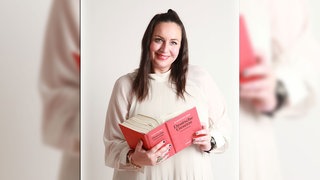 Rechtsanwältin Sandra Günther lächelt in die Kamera. Sie beantwortet unter anderem die Frage: Gibt es eine gute Scheidung?