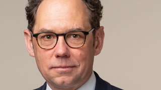 Politikwissenschaftler Stefan Seidendorf schaut in die Kamera.