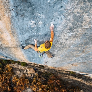 Extremkletterer Alex Megos in Action.