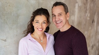 Schauspieler- und Comedian-Ehepaar Jennifer und Michael Ehnert lachen in die Kamera. | Die Ehnerts müssen reden | SWR1 Leute