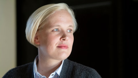 Autorin Anne Rabe schaut an der Kamera vorbei. 