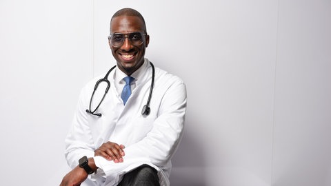 Kardiologe Nana-Yaw Bimpong-Buta lächelt in die Kamera. | So bleibt dein Herz gesund