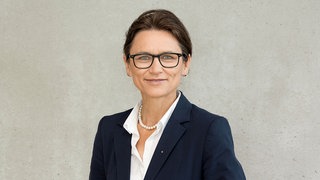 Prof. Dr. Martina Klärle (Präsidentin, Präsidium der Dualen Hochschule Baden-Württemberg) lächelt in die Kamera.