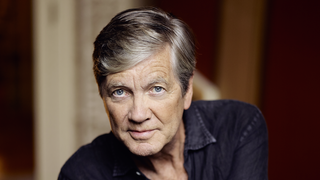 Schriftsteller Peter Prange schaut in die Kamera. Er ist Peter Prange ist einer der großen Erzähler der deutschen Geschichte und bschreibt in seinen Romanen die Geschichte Deutschlands im 20. Jahrhundert.