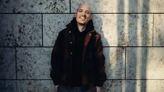 Coach und Autor Lars Amend lacht in die Kamera.