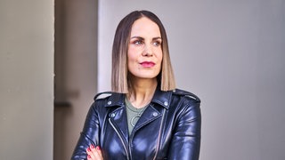 Journalistin Sophia Maier schaut an der Kamera vorbei.