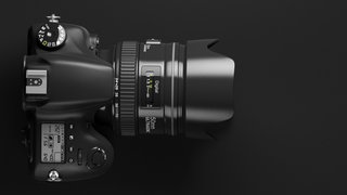 Eine Fotokamera liegt auf schwarzem Hintergrund. Fotograf Stefan Armbruster hat eines der letzten Fotos von Giorgio Armani gemacht 