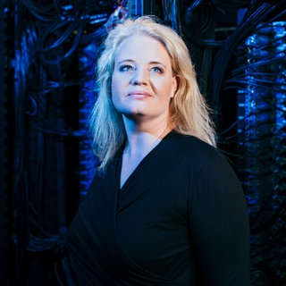 Informatikprofessorin und KI-Erklärerin Katharina Zweig schaut über die Kamera hinweg.
